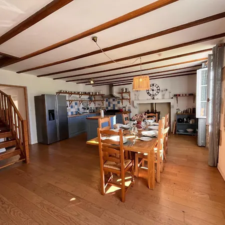 De Nanteuil, 11 Pers, Piscine Holiday home